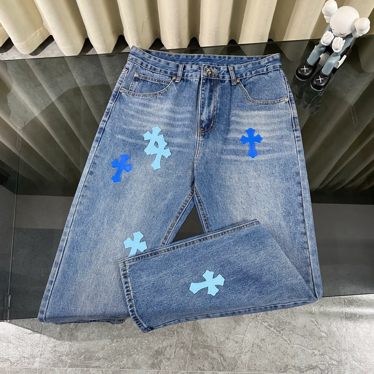 P220 chrome hearts 2025 new double blue cross patchwork leather jeans vi Top heavy industry fashionable design] Consistent high street luxury style creation. Speaking of this style, the Zangyin family and GU family are definitely the leading representative brands. Especially the Zangyin family has really achieved a state-of-the-art effect in creating high street style. The unique washed material is used to create this style. The color system is quite eye-catching. After it is decorated with patchwork cross flowers, it cleverly highlights the charm of the brand. Secondly, this style uses classic The classic high-waist cutting design highlights the long legs and fashionable temperament of the upper body. The brand is highly recognizable and the slim fit configuration is more suitable for daily wear. It is a product that interprets personality, fashion, and specifications at a glance. This single product is enough to make any fan excited. It can be a white T-shirt for youthful preppy style, or a tight suspender for lady style. It has strong matching ability and can be easily controlled by men.  [Materials and craftsmanship] Needless to say, this point goes without saying. As an excellent craftsman brand, Zangyin’s requirements for details and craftsmanship are really perfect. The washed color of this model has gone through so many processes, not to mention the embellishment of denim appliques. It is also purely hand-made and sewn. Just like what they believe in, only hand-made things have soul and have the meaning of wear. A top-notch heavy-duty fashionable denim item, I look forward to your perfect interpretation! !  Size:28-34
